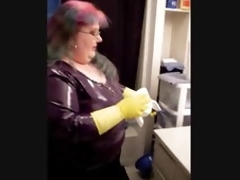 BBW in latex and gloves cleans be passed on bathroom